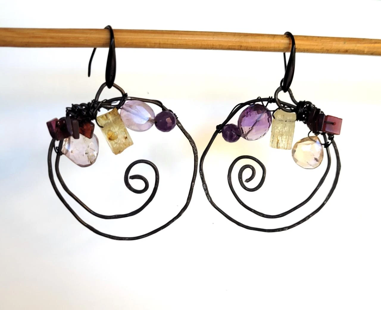 Des boucles d'oreille style créoles, baroques, asymétriques, pierres fines..